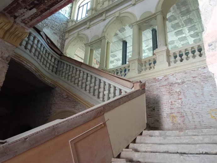 Escalita del edificio central de la casa consistorial de Almería a la espera de las obras de reforma interior.