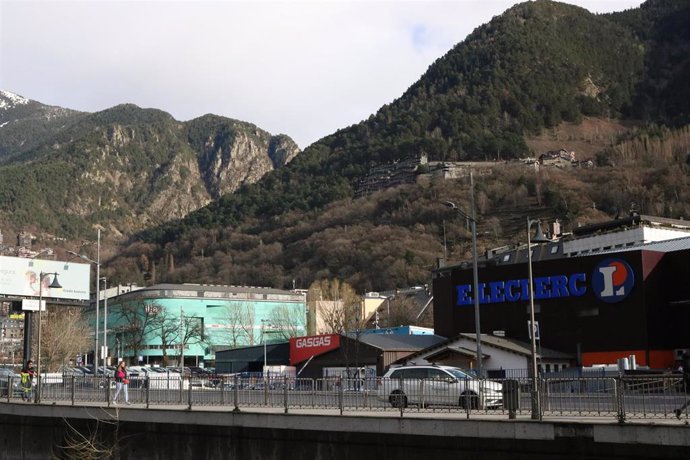 Dos de los centros comerciales andorranos que se encuentran en el centro de Andorra