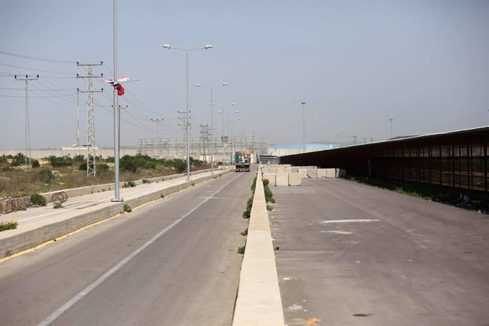Archivo - Un camión cruza el paso de Erez, en la frontera entre Israel y la Franja de Gaza