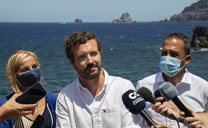 El presidente del PP, Pablo Casado, durante una visita a la isla de El Hierro (Canarias).