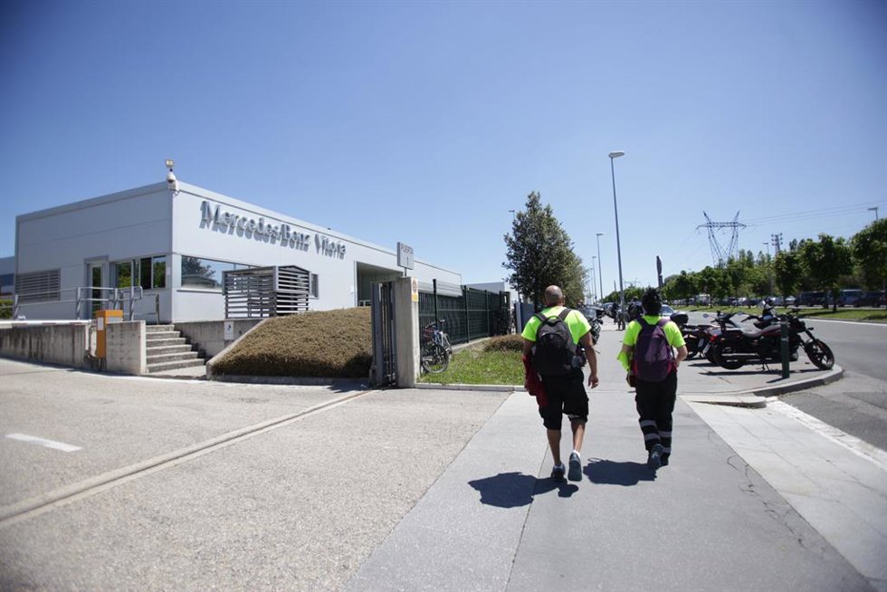 Archivo - Fachada de la planta de Mercedes-Benz de Vitoria.