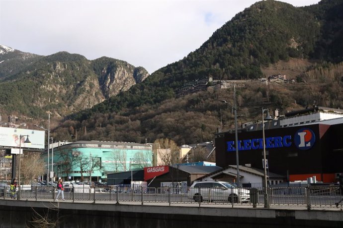 Dos dels centres comercials andorrans que es troben al centre d'Andorra