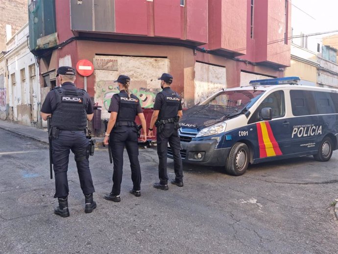 Agentes de la Policía Nacional en una operación contra el tráfico de drogas para desactivar uno de los principales puntos de venta de sustancias en Las Palmas de Gran Canaria