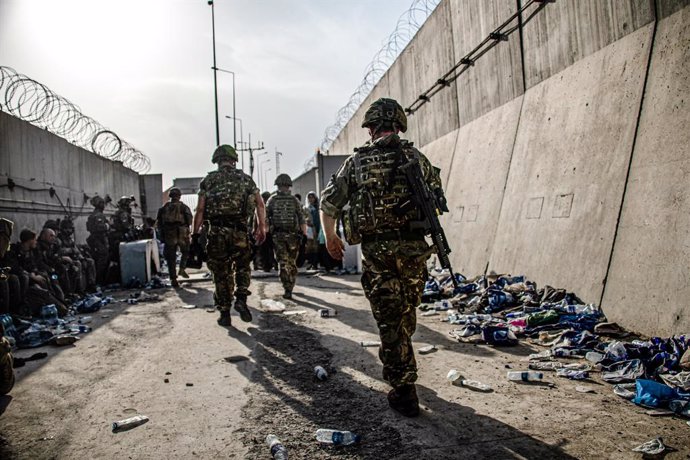 HANDOUT - 23 August 2021, Afghanistan, Kabul: Members of the UK Armed Forces continue to take part in the evacuation of entitled personnel from Kabul airport amid the Taliban takeover. Photo: Lphot Ben Shread/MoD/PA Wire/dpa - ATTENTION: editorial use o