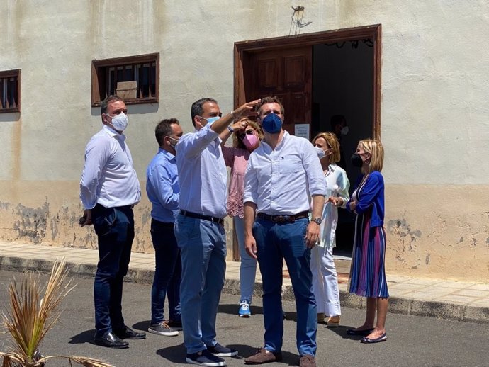 El presidente del PP, Pablo Casado, en una visita a un centro de alojamiento de migrantes en El Hierro