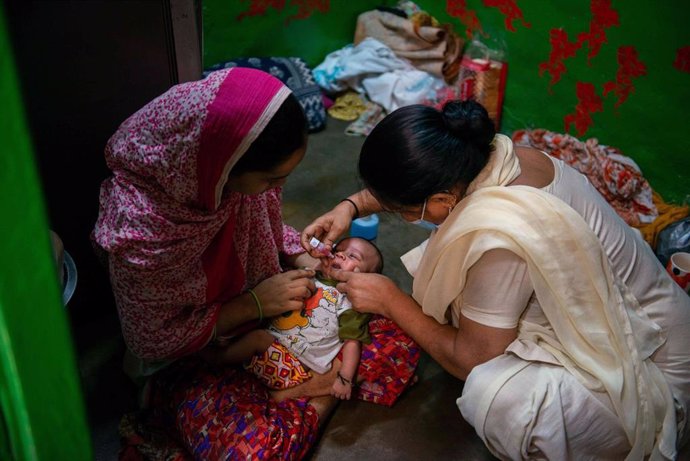 Archivo - 27 June 2021, India, New Delhi: A health worker administers a dose of polio vaccine to a child during a national Pulse Polio Immunisation (PPI) programme at a slum area in Darya Ganj.