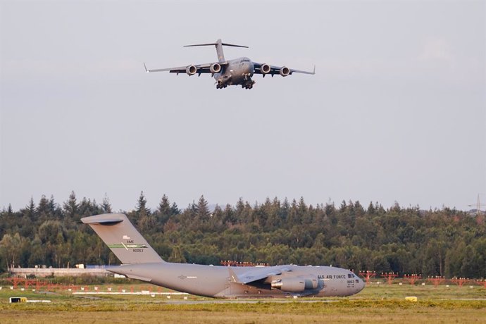 20 August 2021, Rhineland-Palatinate, Ramstein-Miesenbach: A transport plane carrying people flown out of Afghanistan lands at Ramstein Air Base. Photo: Uwe Anspach/dpa