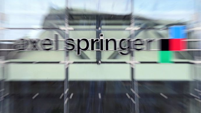 Archivo - FILED - 25 July 2013, Berlin: The main entrance of the Axel Springer skyscraper. Photo: Daniel Reinhardt/dpa