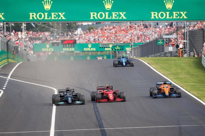 44 HAMILTON Lewis (gbr), Mercedes AMG F1 GP W12 E Performance, 55 SAINZ Carlos (spa), Scuderia Ferrari SF21, action during the Formula 1 Magyar Nagydij 2021, Hungarian Grand Prix, 11th round of the 2021 FIA Formula One World Championship