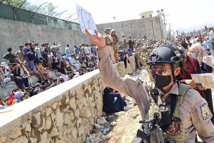 25 August 2021, Afghanistan, Kabul: A South Korean soldier looks for Afghans who aided South Korea's efforts to help rebuild the war-torn Afghanistan and are set to depart for South Korea near an airport in Kabul, in the aftermath of the Taliban takeove