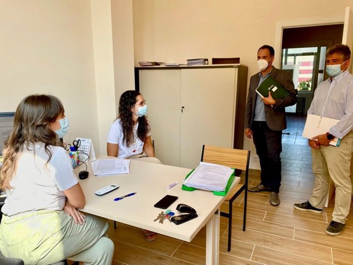 El director general de Servicios Sociales, Pablo González,  y el director de Proyecto Hombre, David García