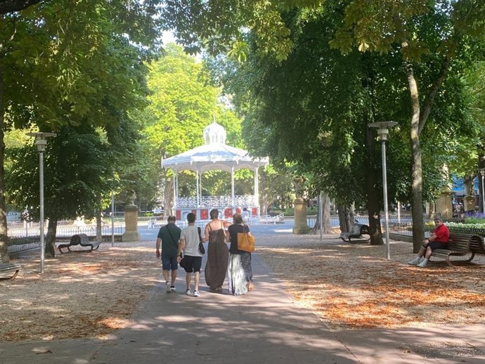 Paseantes por Vitoria