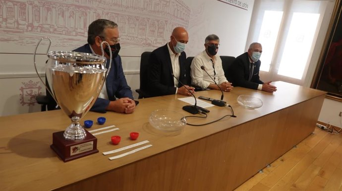Un momento del sorteo de la fase final de la 'VI Copa Castilla y León de Balonmano'.