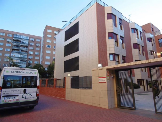 Archivo - EImagen de la entrada de la residencia Los Nogales situada en el número 12 de la calle Alcobendas (en el distrito madrileño de Hortaleza)