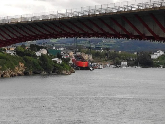Archivo - Ría del Eo, límite entre Asturias y Galicia, desde Ribadeo (Galicia) con los astilleros Armón al fondo y el puente de la Autovía del Cantábrico A-8 a su paso por la localidad.