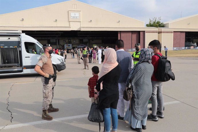 Un total de 292 personas evacuadas desde Afganistán llegan a la Base Aérea de Torrejón, a 25 de agosto de 2021, en Torrejón de Ardoz, Madrid (España). La ministra de Defensa y el jefe de Estado Mayor de la Defensa (JEMAD), han recibido este avión la tar