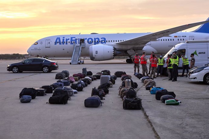 Equipatges de refugiats afganesos a la base aria de Torrejón d'Ardoz a 24 d'agost de 2021, a Madrid (Espanya). Aquest vuit avió militar enviat pel Govern d'Espanya, que abans d'arribar a Madrid ha fet escala en Dubái, ha traslladat a 290 pasaj