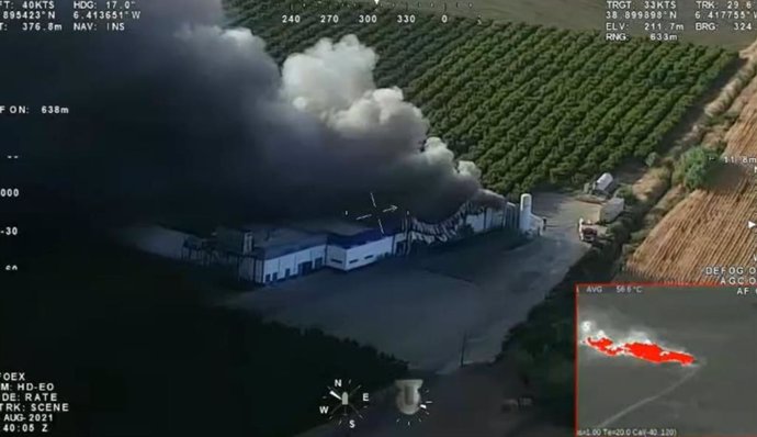 Imágenes aéreas del incendio en una central hortofrutícola cercana a Mérida