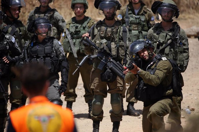 Archivo - 28 May 2021, Palestinian Territories, Nablus: Israeli security forces soldiers take positions in front of Palestinians during a demonstration against the establishment of Israeli outposts in the West Bank. Photo: Shadi Jarar'ah/APA Images via 