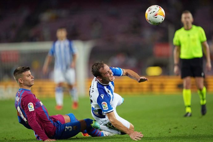 Jon Bautista en un Bara-Real Sociedad roba el balón a Gerard Piqué