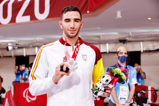 Sergio Ibáñez posa con su medalla de plata en los -66 kilos del judo de los Juegos Paralímpicos de Tokio