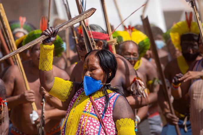 25 August 2021, Brazil, Brasilia: Indigenous people from all over Brazil take part in a protest against the Bolsonaro government policies and an initiative that could take away their ancestral lands. Photo: Myke Sena/dpa