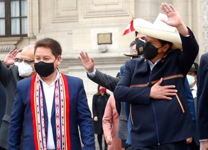 Guido Bellido, presidente del Consejo de Ministros de Perú, junto al presidente Pedro Castillo