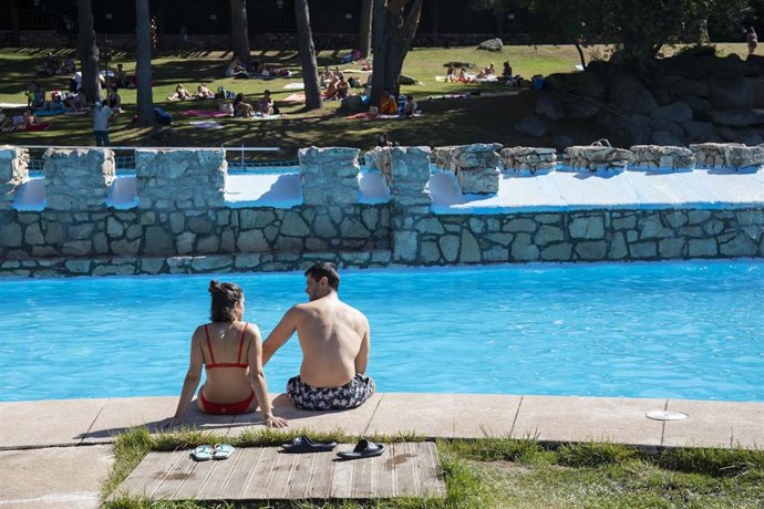 Un hombre y una mujer, en las piscinas de Las Berceas, a 21 de agosto de 2021, en Cercedilla, Madrid, (España). Estas piscinas se encuentran en el Parque Recreativo de Las Berceas, un complejo situado en el Valle de la Fuenfría y que cuenta con 30 hectá