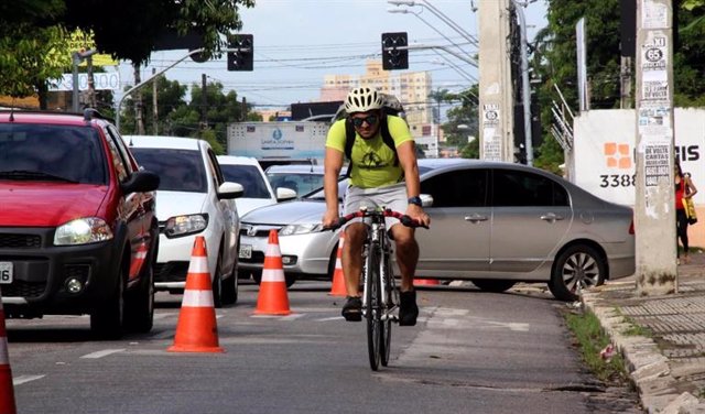 Archivo - Hombre en bicicleta