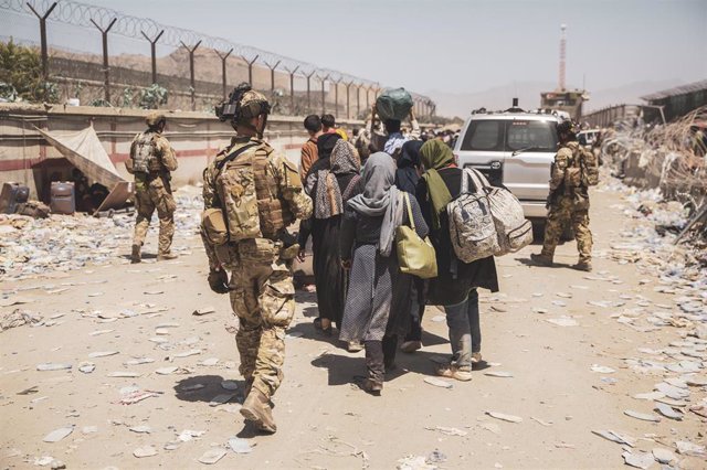 Militares italianos en el aeropuerto de Kabul