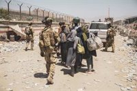 Centenars de persones tornen a aglutinar-se a l'aeroport de Kabul malgrat el doble atemptat d'Estat Islàmic