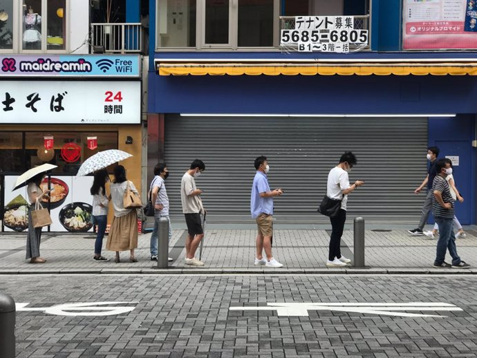 09 August 2021, Japan, Tokyo: People wait in line for a PCR test. Photo: Marijan Murat/dpa