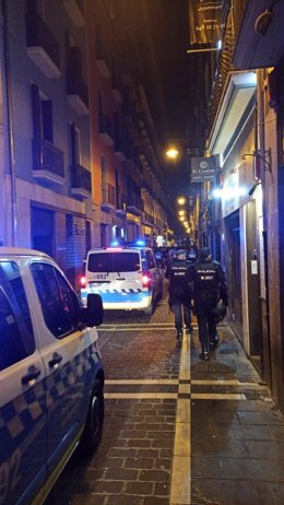 Agentes de la Policía Municipal de Pamplona en el Casco Antiguo.