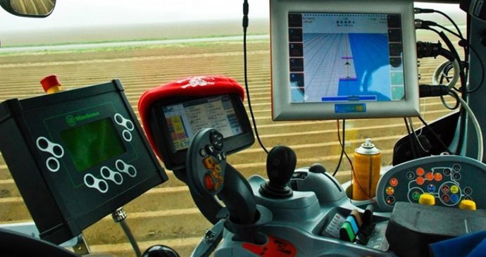 Sistema de guiado automático en un vehículo agrícola.