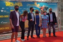 La consejera de Presidencia y Relaciones Institucionales del Gobierno de Aragón, Mayte Pérez, y el titular de Vertebración del Territorio, Movilidad y Vivienda, José Luis Soro, en la premiere de la película García y García, en Teruel.