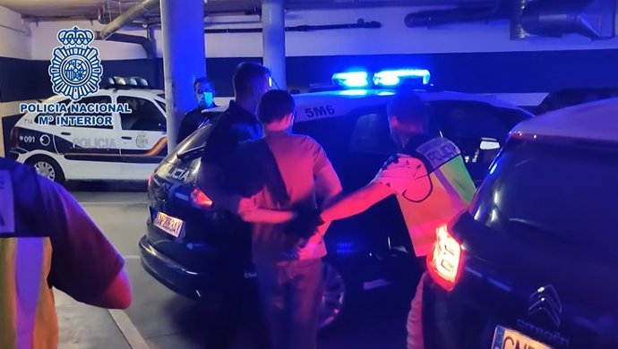 Archivo - Detenidos dos ladrones que marcaban casas con hilos de silicona y entraban con el método del 'impresioning' en Móstoles