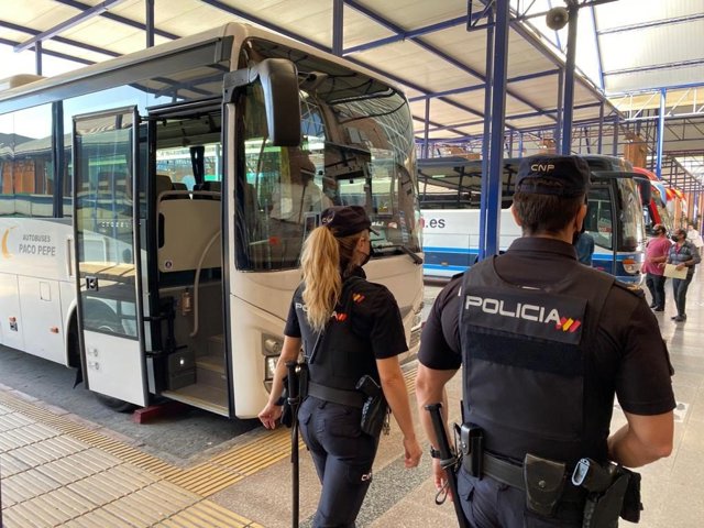 Policía Nacional en la estación de autobuses de Málaga