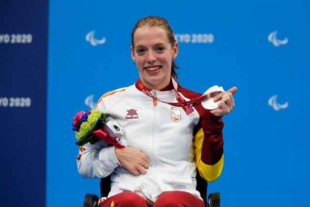 La nadadora española Marta Fernández posa con su plata en los 50 mariposa S5 en los Juegos Paralímpicos de Tokio