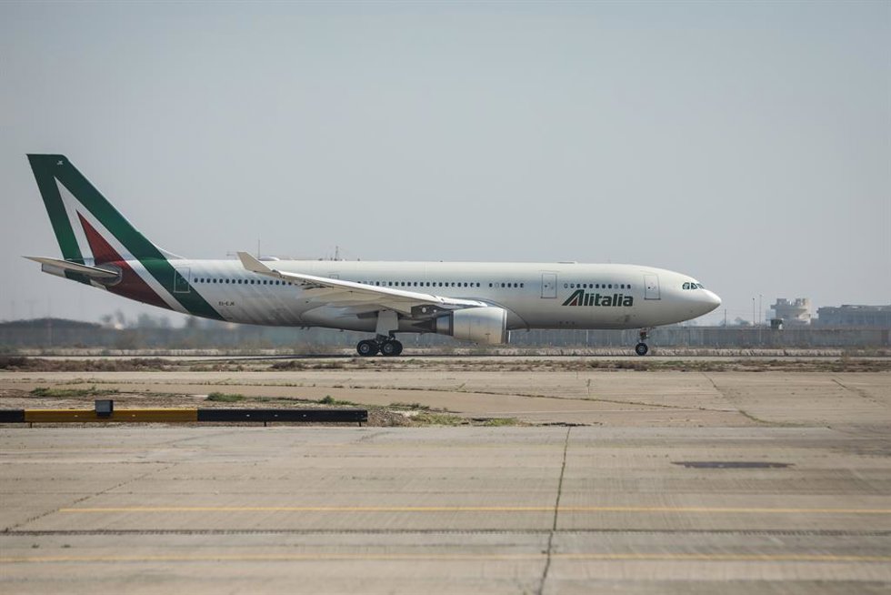 Archivo - Avión de Alitalia.