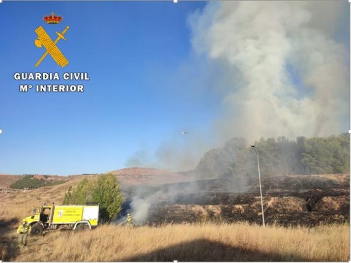 Trabajos de extinción del incendio que se declaró en la base militar de Santovenia, cuyos causantes han sido detenidos.