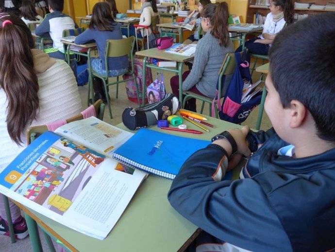 Archivo - La Junta concede casi 900.000 euros para dotar de libros de texto y material escolar a 68 centros extremeños concertados