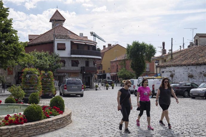 Archivo - Tres mujeres pasean sin mascarilla, en el pueblo de Navacerrada, a 26 de junio de 2021, en Madrid (España). 