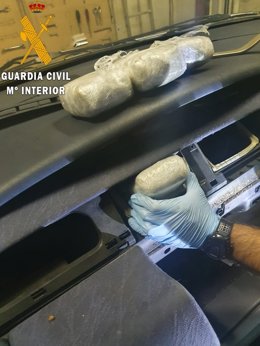 Imagen de los cuatro kilos de droga dentro del conducto del aire acondicionado en La Jonquera (Girona)