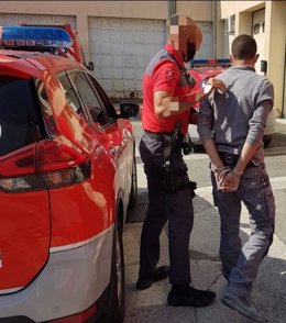 Un agente de Policía Foral con el detenido en Berrioplano.