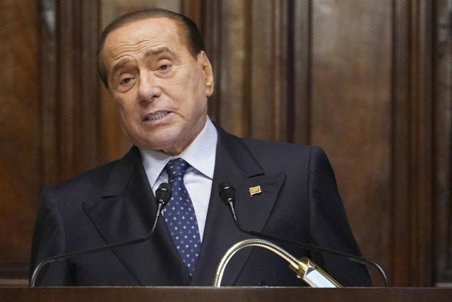 Archivo - El magnate y exprimer ministro italiano, Silvio Berlusconi, durante una comparecencia ante los medios