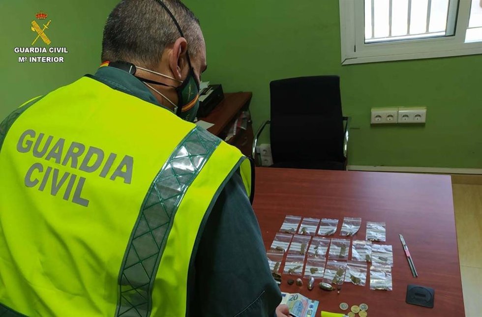 Archivo - Droga intervenida por la Guardia Civil.