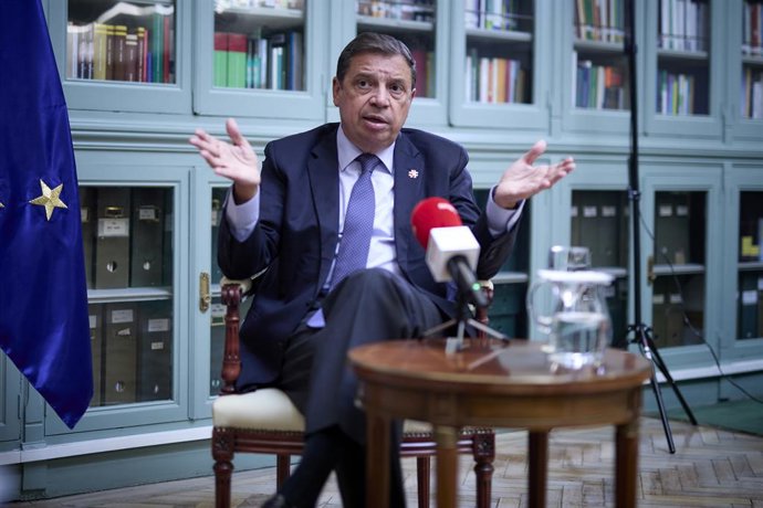 El ministro de Agricultura, Pesca y Alimentación, Luis Planas, durante una entrevista para Europa Press, en la sede del ministerio, a 26 de agosto de 2021, en Madrid (España).
