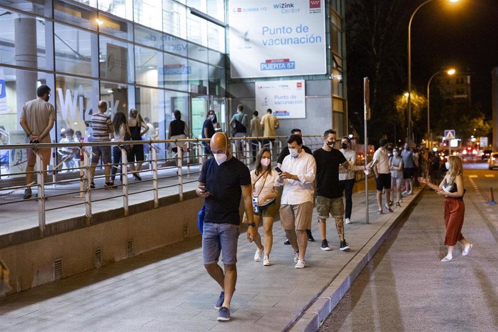 Archivo - Varias personas acuden al Wizink Center para recibir una dosis de la vacuna de Pfizer
