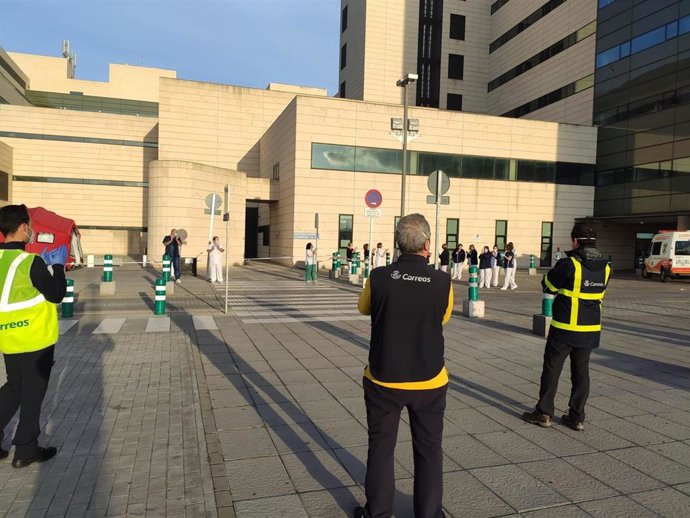 Archivo - Aplauso de Correos a personal del Clínico, en imagen de archivo