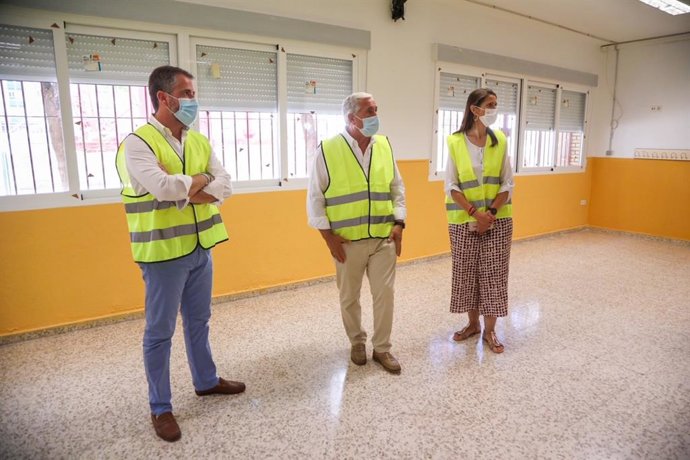 Los concejales de Movilidad y del Distrito Málaga Este, José del Río y Carlos Conde, respectivamente, acompañados de la delegada de Educación y Deporte, Mercedes García Paine.